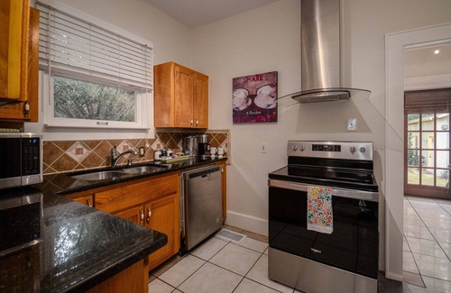 Lakeland House | New Listing! - Bungalow on Belmar, 4 Bed Sleeps 6. Walk to Lake Hollingsworth!