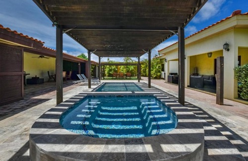 Opal House | New Listing Close To Beach Jacuzzi Villa