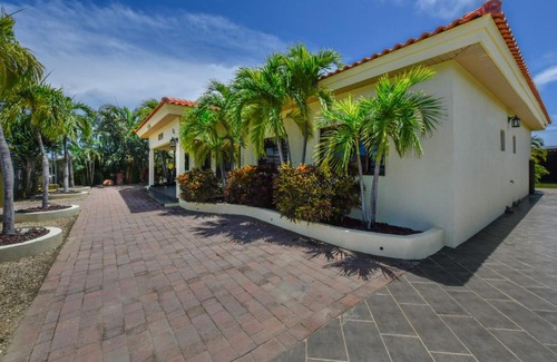 Opal House | New Listing Close To Beach Jacuzzi Villa