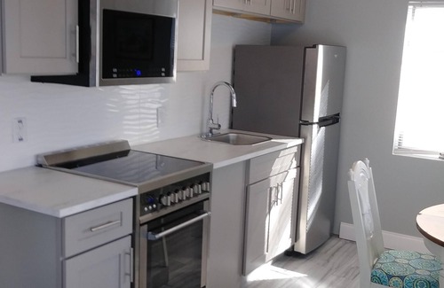 Wildwood Cottage | New Listing! Crashing Seaglass Contemporary 2 Br/1 Ba Beauty!
