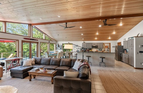 Quitman House | New Listing! Greers Ferry Lakefront home with ping pong, kayaks, and more!