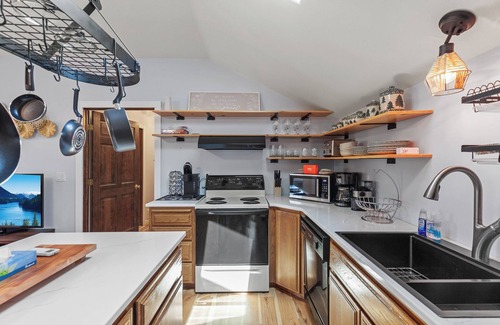 Hayden House | New Listing! Hayden Lake Guest House | Private Balcony & Lake Views