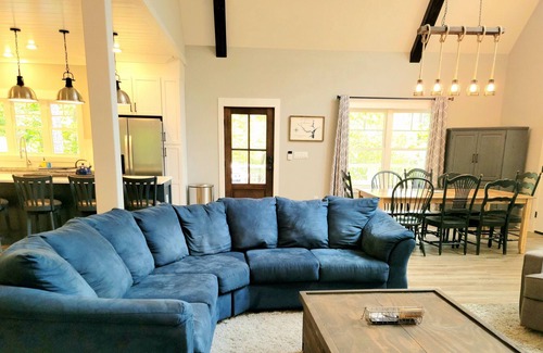 Martin House | NEW LISTING ! Lake Hartwell/Waterfront Hot tub Fire Pit Pool Table