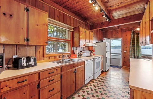 Harrison House | New Listing| Lakeside Serenity| Retro Cabin| Great Dock| Private Studio