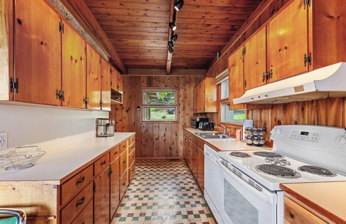 Harrison House | New Listing| Lakeside Serenity| Retro Cabin| Great Dock| Private Studio