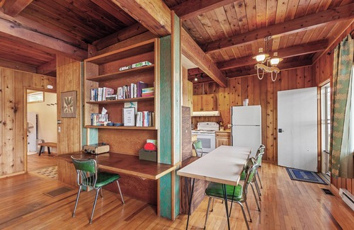 Harrison House | New Listing| Lakeside Serenity| Retro Cabin| Great Dock| Private Studio
