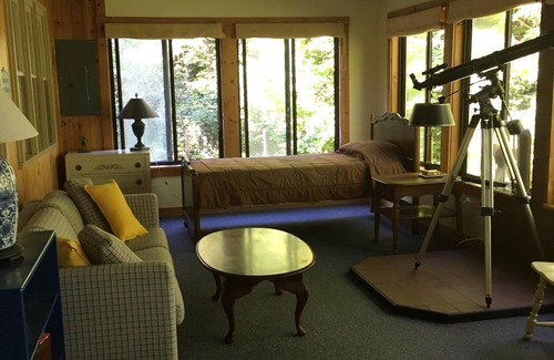 Lake Leelanau Cottage | New Listing! Leelanau Cottage near Good Harbor Beach