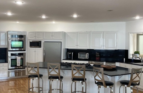 Waterford House | NEW LISTING! Luxury retreat on the Long Island Sound