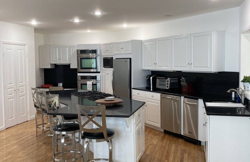 Waterford House | NEW LISTING! Luxury retreat on the Long Island Sound