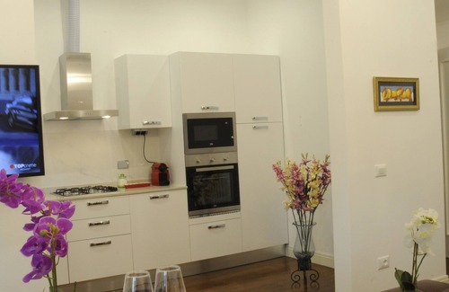 Santa Maria Novella Apartment | NEW Listing, Montebello Courtyard Luxury Apt 2 bdm/2 bath w/balcony