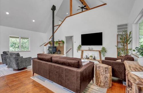 Kaweah House | New Listing! North Fork Hideaway Sleeps 14!