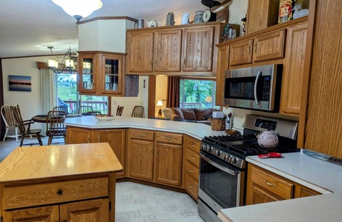 Hayward House | NEW LISTING Ranch Style 3-Bedroom 2-Bath Sleeps 9 Lake Hayward in City Hayward