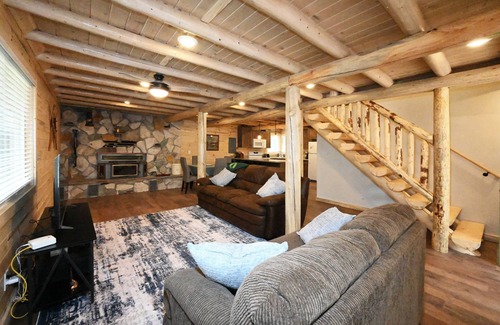 Island Park Cabin | New Listing Sleeps 8 25 Mins to Yellowstone