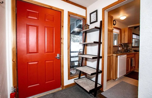 Whitefish House | NEW LISTING - The Mtn House with a private HOT TUB in Ptarmigan - Sleeps 10