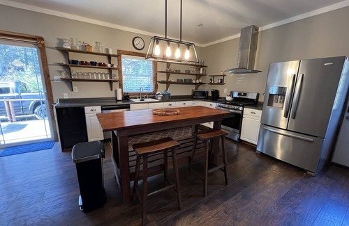 Schroon Lake Cabin | NEW Lodge, 5min to Schroon town ctr & beach, hiking, fishing, kayaking, boating