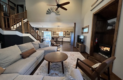 Schroon Lake Cabin | NEW Lodge, 5min to Schroon town ctr & beach, hiking, fishing, kayaking, boating