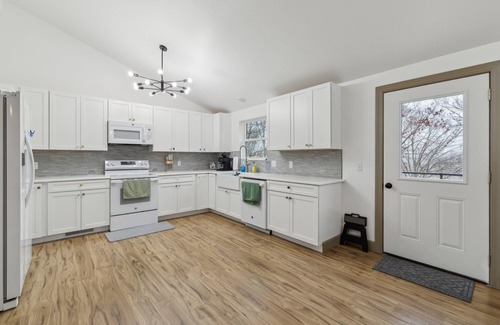 Eureka Springs House | NEW! Lost Ridge Retreat 5-Bedroom Home