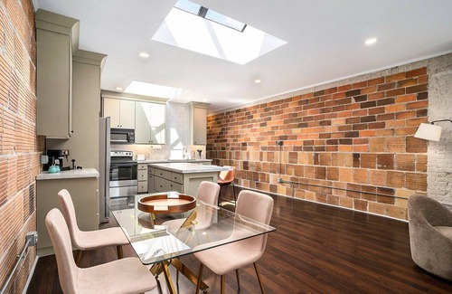 Grand Haven Condo | ☀️🌊 NEW: Love Mi Getaway Loft w/Deck on Washington Ave