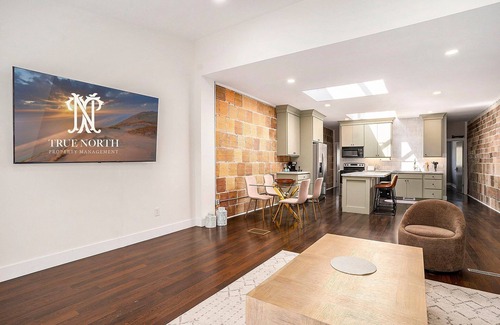 Grand Haven Condo | ☀️🌊 NEW: Love Mi Getaway Loft w/Deck on Washington Ave