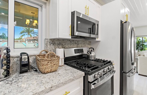 Nassau Cottage | NEW LUXE Canal-Front Cottage in THE BAHAMAS!