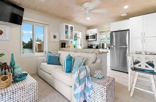 Nassau Cottage | NEW LUXE Canal-Front Cottage in THE BAHAMAS!