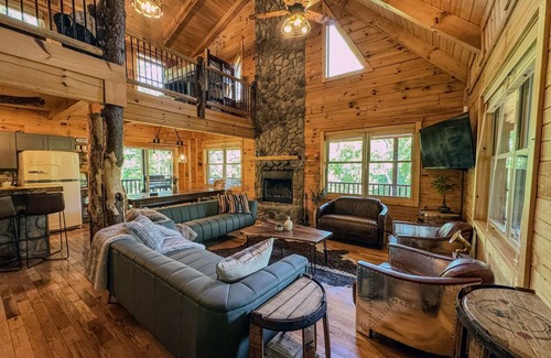 Logan Cabin | NEW! Luxe Dog-Friendly Cabin~Hot Tub~Game Room