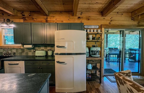 Logan Cabin | NEW! Luxe Dog-Friendly Cabin~Hot Tub~Game Room
