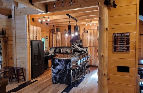 South Bloomingville Cabin | New luxurious Cabin, 10 min away from old man cave