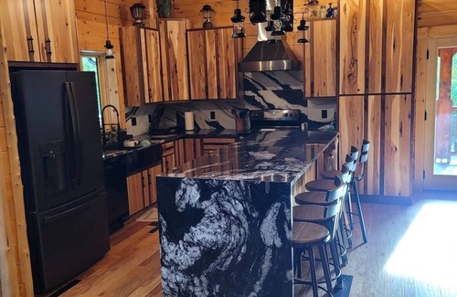 South Bloomingville Cabin | New luxurious Cabin, 10 min away from old man cave