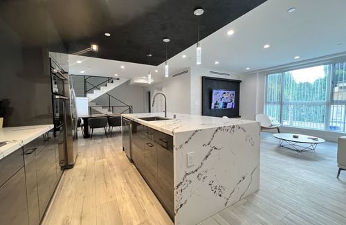 Van Nuys House | *NEW* LUXURIOUS LA HOME (Private Rooftop, Outdoor TV, Firepit, etc.)