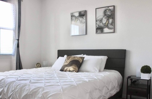 Riverview Apartment | NEW! Luxurious Lakeview Retreat King Size| 1BR/1BA