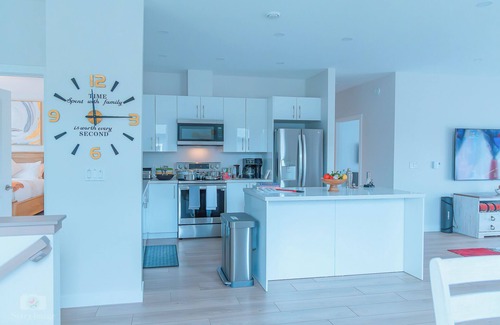 Elmsdale House | New luxurious suite near Halifax Airport.- Starz at Night
