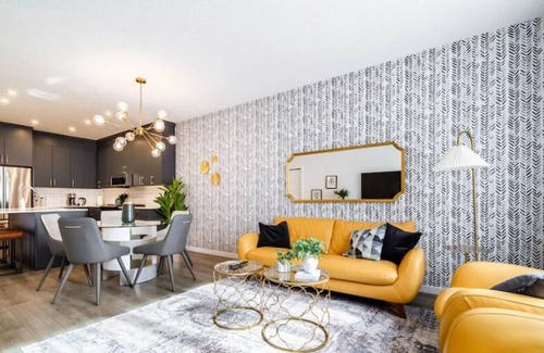 Southwest Edmonton House | NEW-Luxury 6BR Retreat-Hot Tub-KingBed-EV Charger