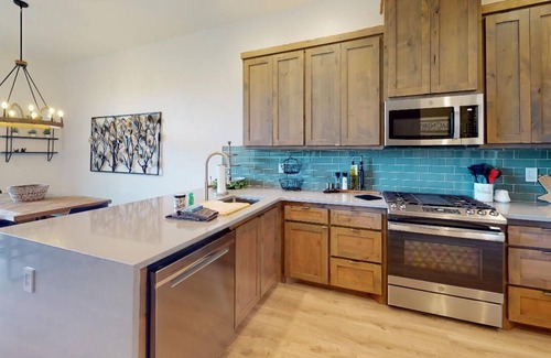 Angel Fire House | New Luxury | Close to Slopes | WiFi | Hot Tub | Valley View Villa 9
