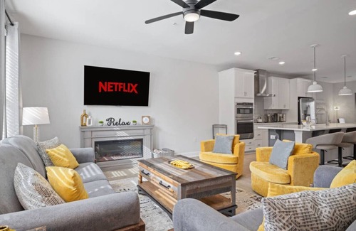 Wake Forest Condo | NEW Luxury Condo, Rooftop Terrace, EV Charger!