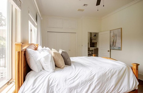 Historic District House | NEW Luxury Country Club Hot tub Gym Pool House Outdoor Kitchen EVENTS