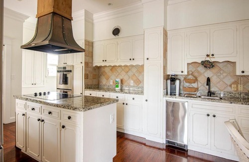 Historic District House | NEW Luxury Country Club Hot tub Gym Pool House Outdoor Kitchen EVENTS