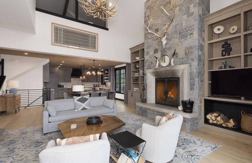 Big Sky House | New! Luxury home near Town Center with hot tub and a home gym