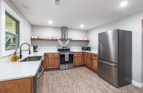Steelville House | *NEW* Luxury Home overlooking Meramec River w Game Room, Private River Access