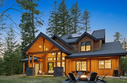Ronald House | New Luxury Home with Hot Tub, Firepit and Forest View