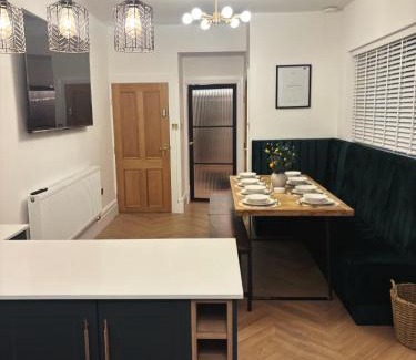 Neath House | NEW Luxury Neath Center Stay