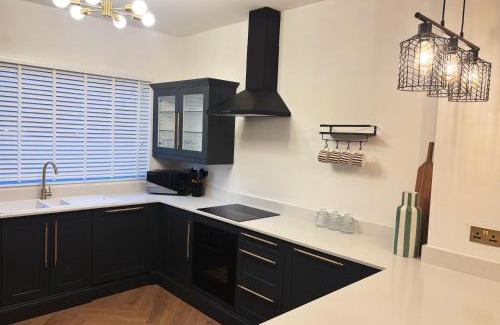 Neath House | NEW Luxury Neath Center Stay