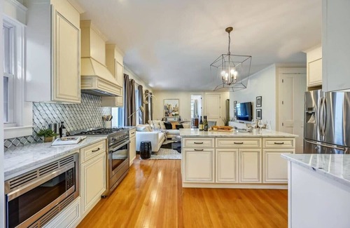 Forest Hills - Woodbourne Condo | New Luxury Renovation | near T