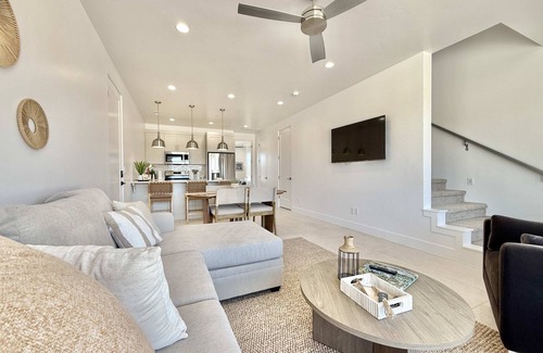 Kanab House | New Luxury Townhome | Near Zion & Bryce | Views
