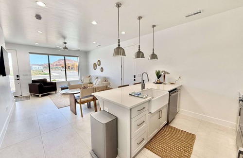 Kanab House | New Luxury Townhome | Near Zion & Bryce | Views