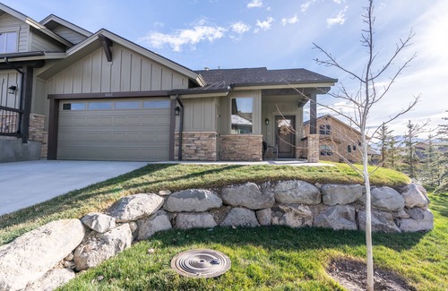 Park City House | New Luxury Townhome-perfect vacation getaway -sleeps 8-11