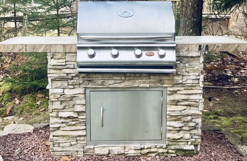Pocono Summit House | *New*Magical,Mountain lakehouse w creek/hottub/fireplace/sauna/boat/gameroom/4br