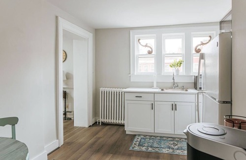 Staunton Apartment | *NEW* Magnolia Suite: Newtown Studio Walk Downtown