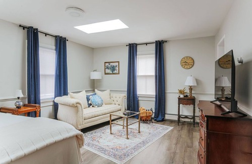 Staunton Apartment | *NEW* Magnolia Suite: Newtown Studio Walk Downtown