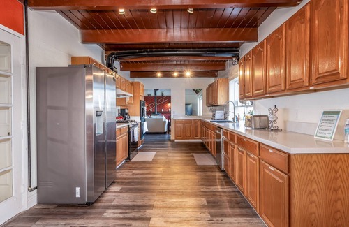 Oakhurst House | New! Majestic Views, Pool, Sleeps 20+, 2 Mstr BR, close DT Yosemite, Bass Lake